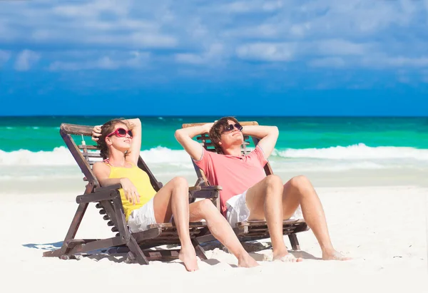 Glad romantiska par njuter av solen på stranden — Stockfoto