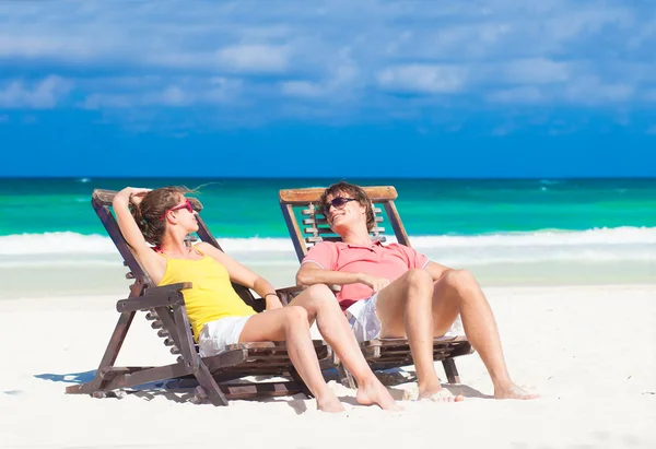 Glückliches romantisches Paar genießt die Sonne am Strand und schaut sich an — Stockfoto