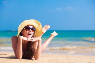 tropikal plaj bikini ve saman şapkalı uzun saçlı kadın