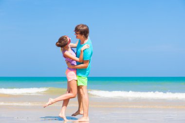 İki parlak kıyafetleri Tayland tropik sahilde sarılma sonra