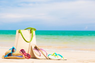 tropikal plaj plaj çantası, güneş gözlüğü ve flip floplar. Tayland, khao lak