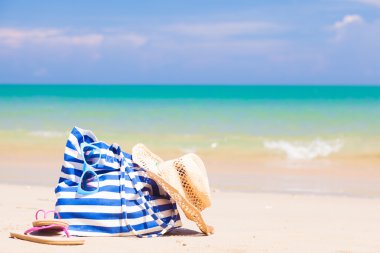 plaj çantası, güneş gözlüğü ve şapka tropikal plaj. Tayland, khaol lak