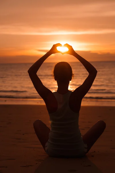 Rückansicht einer Frau am Strand. Sonnenuntergang — Stockfoto