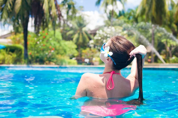 Visão traseira da mulher de cabelos longos na piscina — Fotografia de Stock