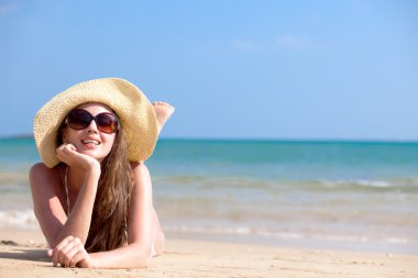 uzun saçlı mutlu genç kadın bikini tropikal Tayland beach üzerinde gülümseyen