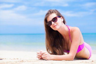 bikini tropik sahilde yatan genç kadın uzun saçlı önden görünümü