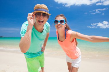 mutlu genç çift parlak giysiler ve tropik sahilde eğleniyor güneş gözlüğü portresi