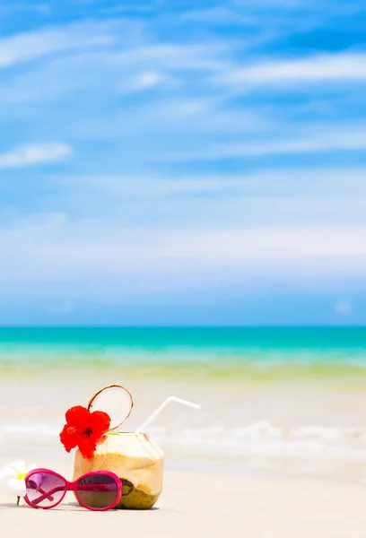 Kokos cocktail på tropical beach. Thailand, khaol lak — Stockfoto