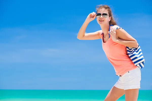 Vista trasera de una mujer con bolsa en la playa —  Fotos de Stock