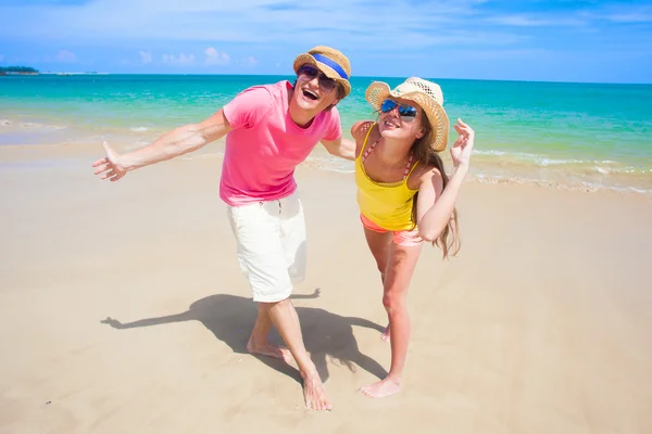 Retrato de pareja joven y feliz en la playa tropical —  Fotos de Stock