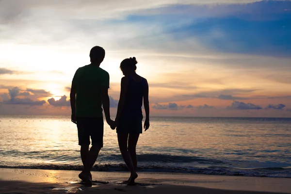 Silhouette di due persone innamorate al tramonto — Foto Stock