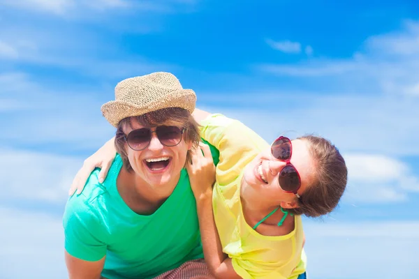 Couple having fun on a sandy beach — Stock Photo, Image