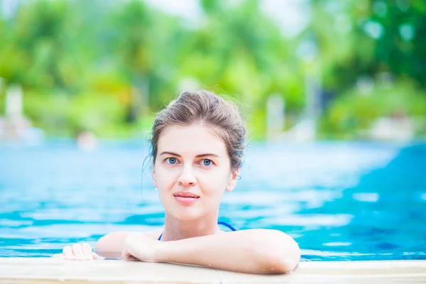 Genç güzel kadın rahatlatıcı spa havuzu — Stok fotoğraf