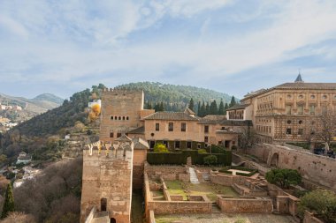 Alhambra 'nın Arap kalesinin iç yapılarının ayrıntıları sağ tarafta Rönesans tarzında 5. Carlos Sarayı bulunuyor. El bombası. Endülüs Topluluğu. İspanya.