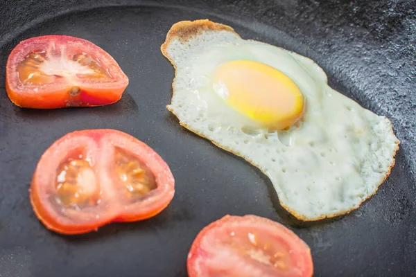 Egg Sunny Side Fresh Tomatoes Black Pan — Photo