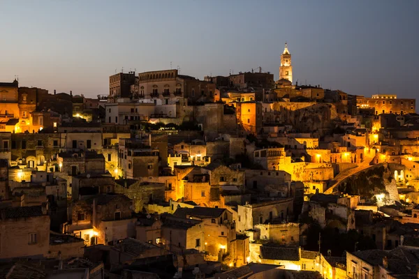 matera de gece, basilicata, İtalya kasabasında rock'ın panoramik manzarasını