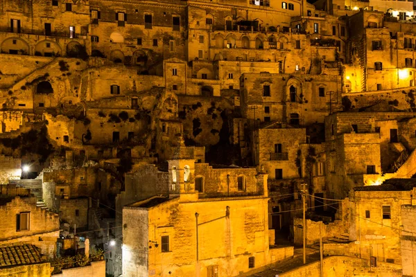 matera de gece, basilicata, İtalya kasabasında rock'ın panoramik manzarasını