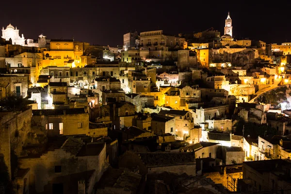 matera de gece, basilicata, İtalya kasabasında rock'ın panoramik manzarasını
