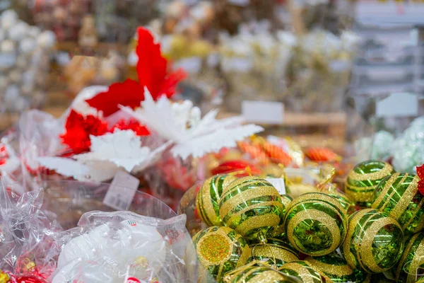 Noel ağacı için tatil süslemeleri. Bulanık tatil geçmişi.