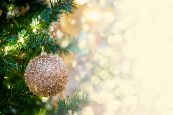 圣诞树的假日装饰品 模糊的假日背景 图库图片