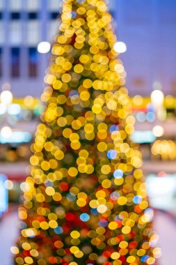 Noel ağacındaki bulanık çelenk ışıkları. Neşeli arkaplan.