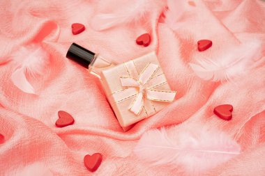 Sevgililer Günü pembe arka plan. İpek kumaş kıvrımları.