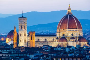 Katedral ve brunelleschi kubbe gün batımında