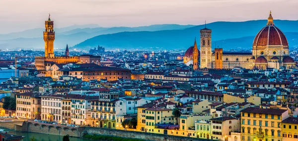 Die Kathedrale und die Brunelleschi-Kuppel bei Sonnenuntergang — Stockfoto