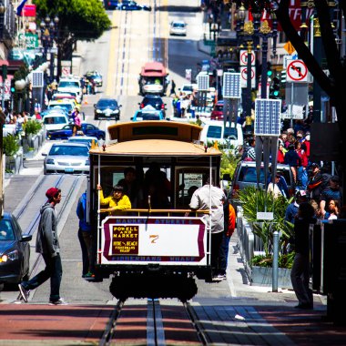 San Francisco sokaklarında kablolu bir araba.
