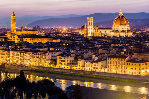 A Catedral e a Cúpula Brunelleschi ao pôr-do-sol — Fotografia de Stock