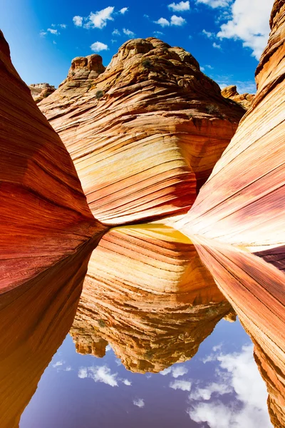 Ondas de Canyon refletindo — Fotografia de Stock