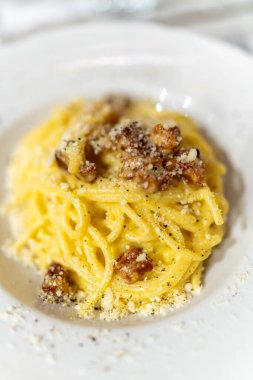 Carbonara usulü spagetti. Roma, İtalya 'da makarna fişi.