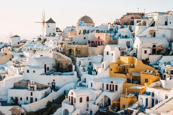 ดวงอาทิตย์ตกใน Oia, Santorini, หมู่เกาะ Cyclades, กรีก — ภาพถ่ายสต็อก