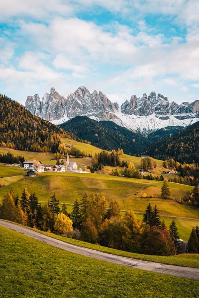 Villnoess, Funes Valley, Autumn, Trentino, Italy. 랜드마크 교회 — 스톡 사진
