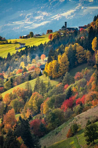 Villnoess, Funes Valley, Escenas de otoño, Trentino, Italia — Foto de Stock