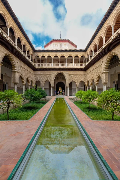 พระราชวัง Royal Seville ในฤดูร้อนในแอนดาลูเซีย — ภาพถ่ายสต็อก