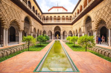 Endülüs 'te yaz mevsiminde Kraliyet Sevilla Sarayı 