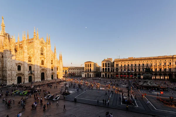 Piazza del Duomo eller Duomo Square. Duomo di Milano Cathedral, Italien — Stockfoto