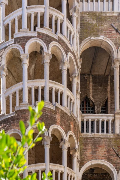 Markus klokketårn fra Contarini del Bovolo trapp. Venezia, Veneto, Italia. – stockfoto