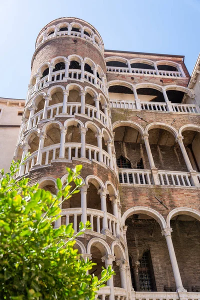 Markus klokketårn fra Contarini del Bovolo trapp. Venezia, Veneto, Italia. – stockfoto