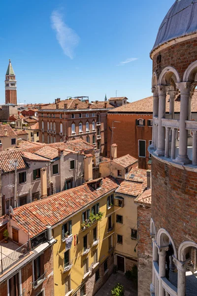Campanile di San Marco dalla scalinata Contarini del Bovolo. Venezia, Veneto, Italia. — Foto Stock
