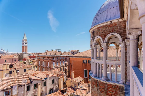 St Mark klocktorn från Contarini del Bovolo trappa. Venedig, Veneto, Italien. — Stockfoto