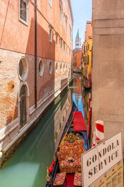 Narrow canal, St Mark tower, Gondola in Venice, Veneto, Italy — Stock Photo, Image