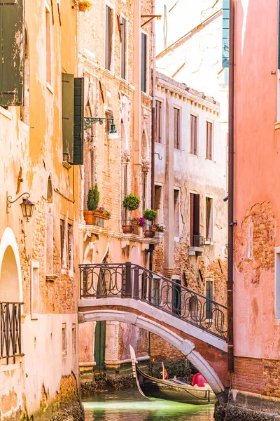 Canal estrecho y góndola en Venecia, Véneto, Italia — Foto de Stock