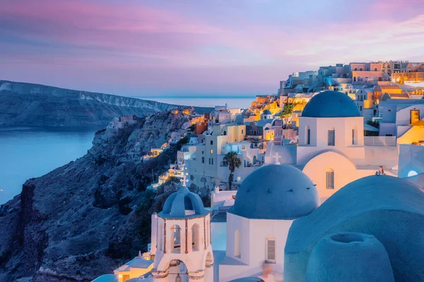 Colorful and Dramatic Sunset with Night Lights in Mediterranean Town of Oia, Santorini, Greece, Europe – stockfoto