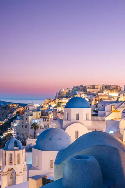 ดราม่าซันเซ็ตที่สวยงามและมีแสงกลางคืนในเมดิเตอร์เรเนียนทาวน์ของ Oia, Santorini, กรีก, ยุโรป — ภาพถ่ายสต็อก