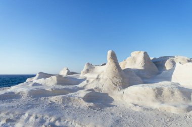 Sarakiniko Sahil Kayalıkları Milos Adası Yunanistan. Gün batımı