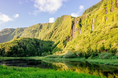 Poco da Ribeira do Ferreiro, Flores, Azores Adaları. Şelale ve manzara