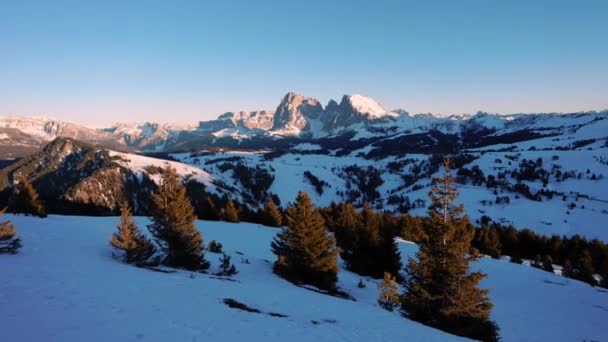 Ohromující západ slunce v zimní krajině jižního Tyrolska, Seiser Alm, Dolomity, Itálie — Stock video