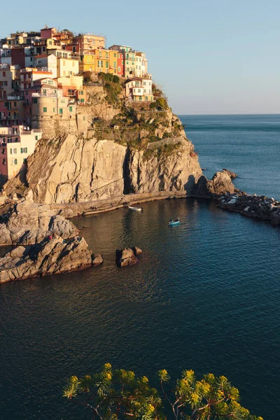 Pôr do sol em Manarola, a Riviera Italiana. Ligúria, Itália — Fotografia de Stock